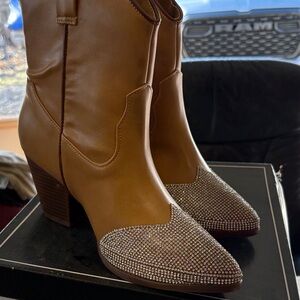 Woman’s Cowboy Qupid Camel Rhinestone Short boot New 7.5